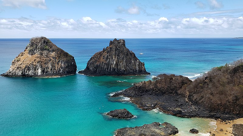 baia dos porcos em parque nacional de fernando de noronha