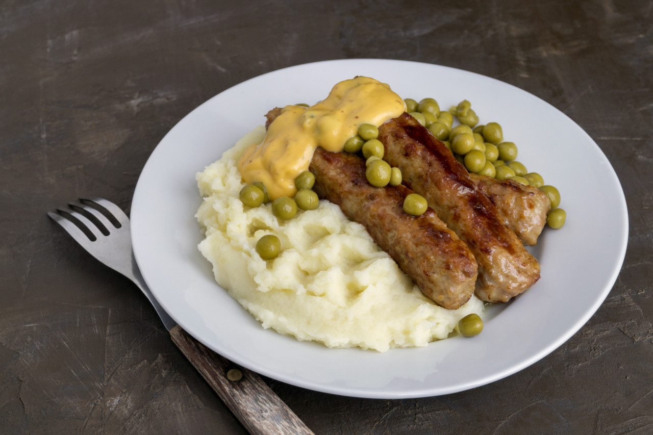 bangers mash traditional british dishes