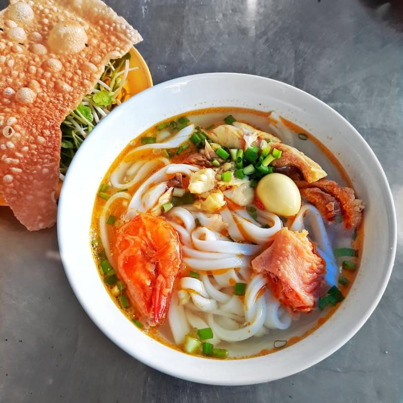 banh canh soup with prawns 1