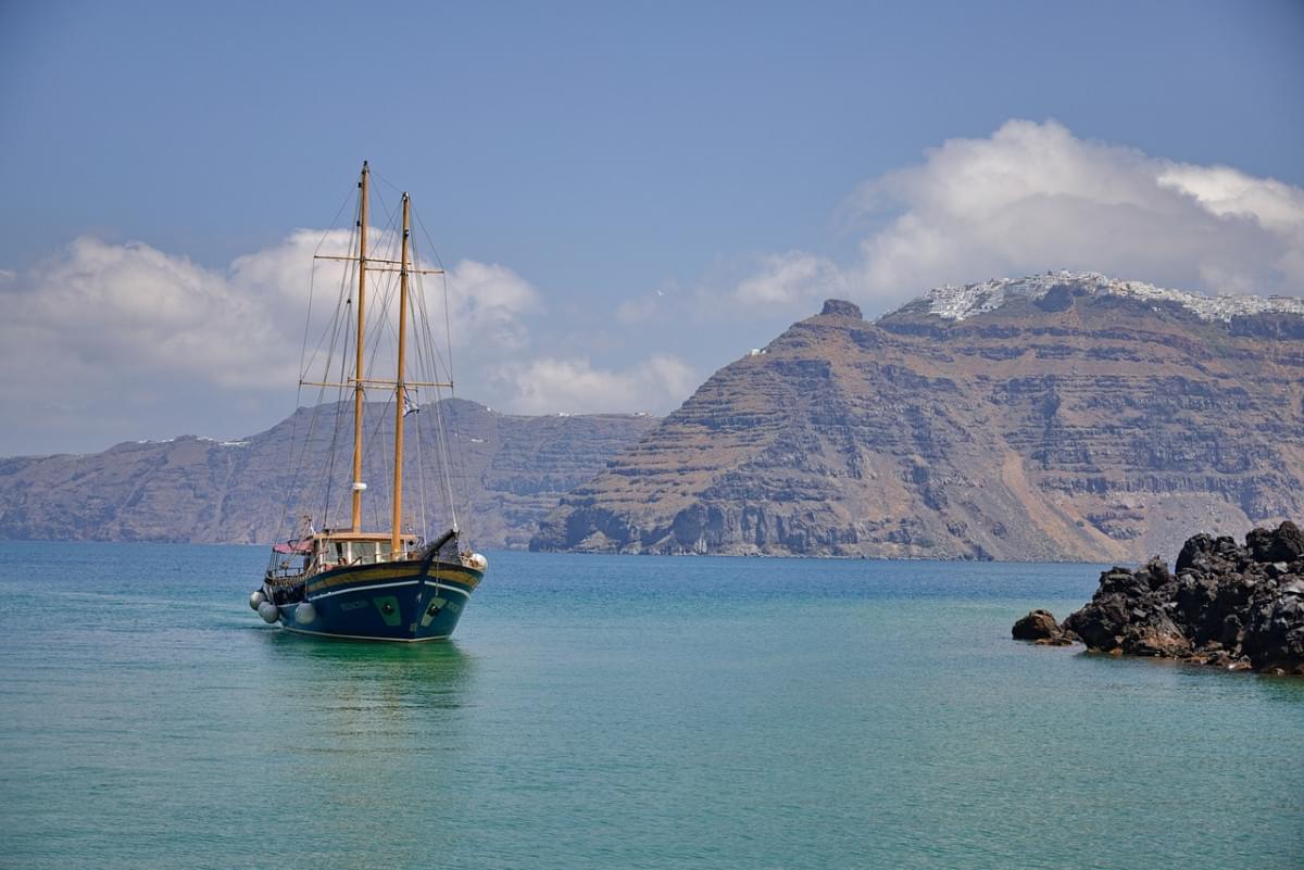 barca a vela vulcano santorini 1