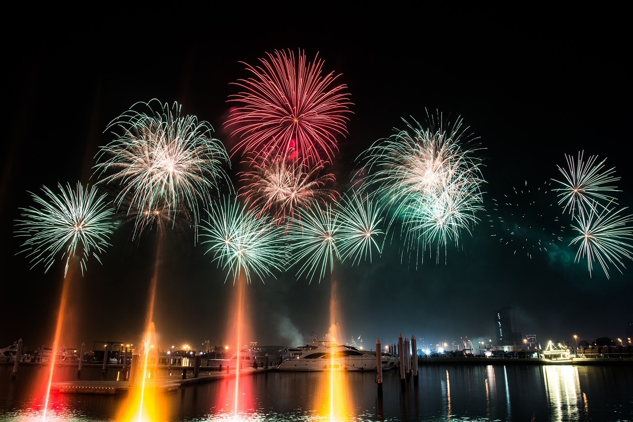 barca dubai fuochi d artificio 1