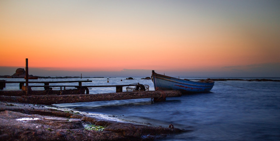 barca mare tramonto mare calmo 1