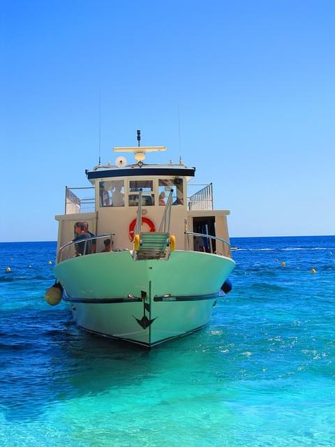 barca ormeggiata a cala mariolu