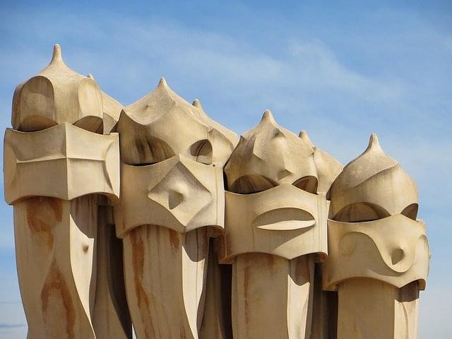 casa mila vista dal basso