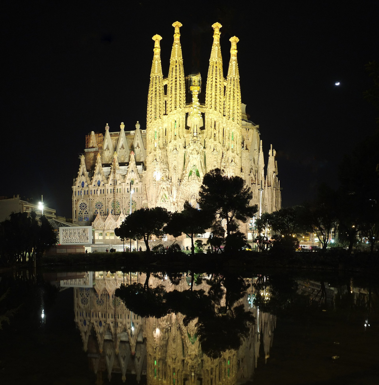 barcelona sagradafamiliabynight 2015