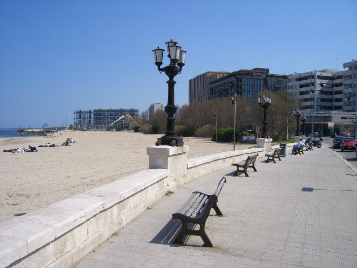 bari spiaggia pane pomodoro