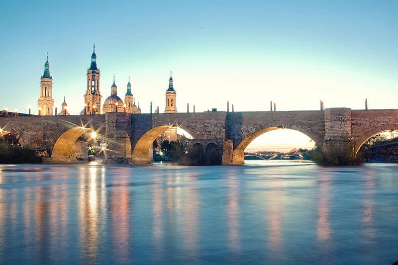 basilica del pilar desde el puente de piedra