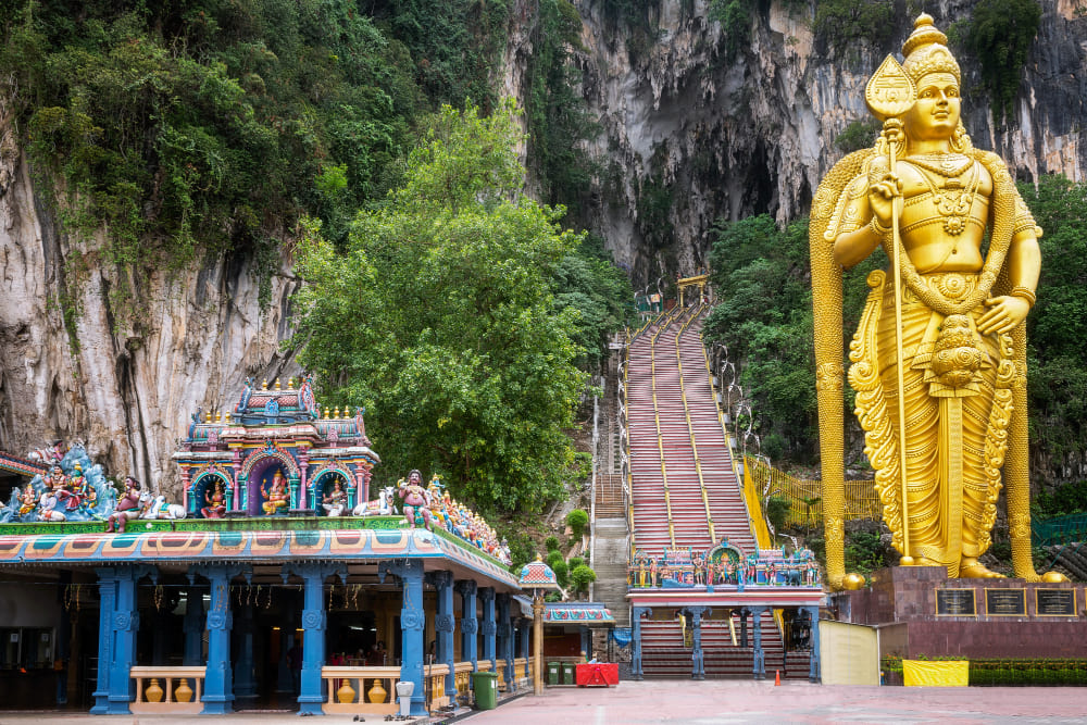 batu caves statua nella citta di kuala lumpur in malesia