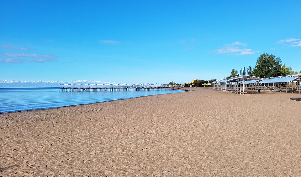 beach in kurskoe kirghizistan 01