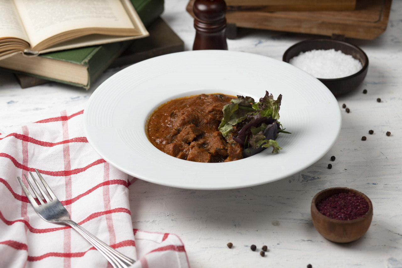 beef lamb meat sauteed stew browh tomato sauce served with vegetables sumakh