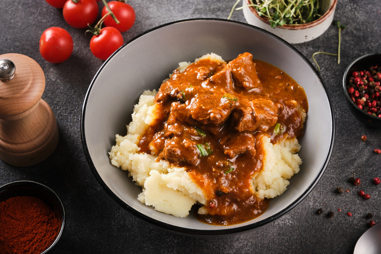 beef stew tomato sauce with mashed potatoes goulash with sauce potatoes