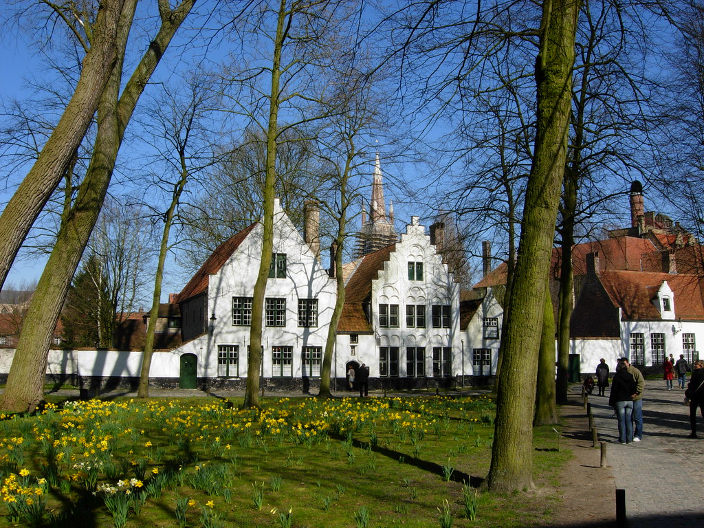 vista esterna del cortile delle beghine o begijnhof di bruges