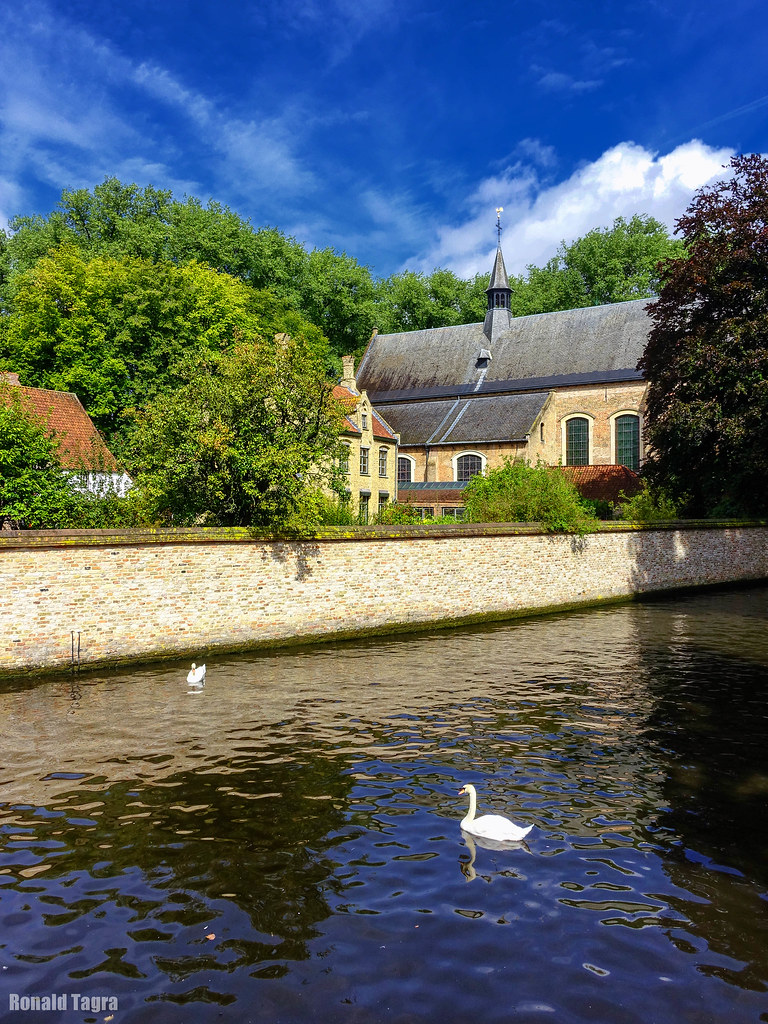 vista panoramica del fiume dal cortile delle beghine o begijnhof di bruges
