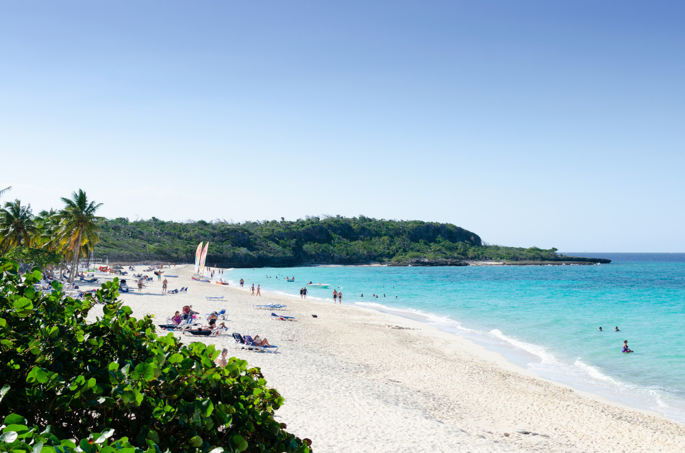 bel tramonto sulla spiaggia bellissima spiaggia a holguin cuba esmeralda beach