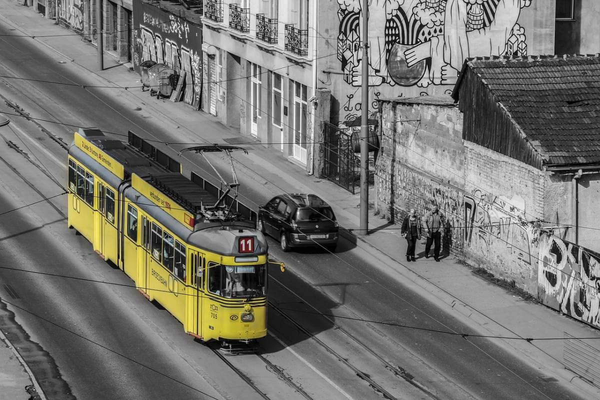 belgrado tram giallo