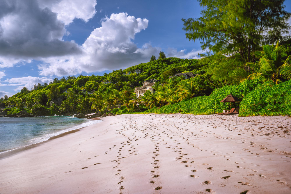 bella spiaggia esotica di anse intendance sull isola di mahe seychelles