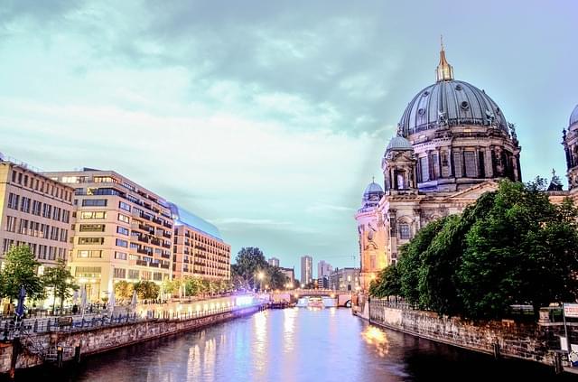 berlino vista di sera sul fiume spree