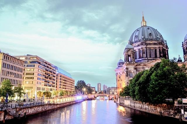 berlino vista di sera sul fiume spree