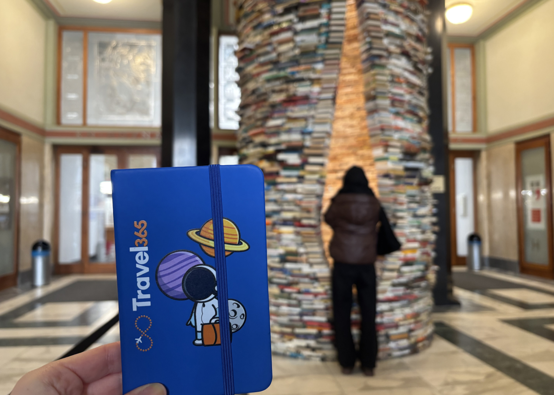biblioteca e torre di libri