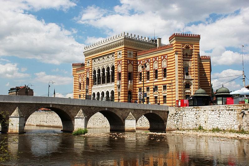 biblioteca nazionale sulle rive del fiume