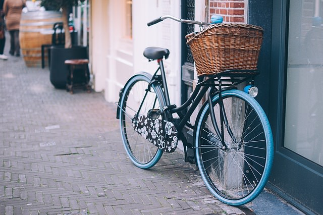 bicicletta bici parcheggiato