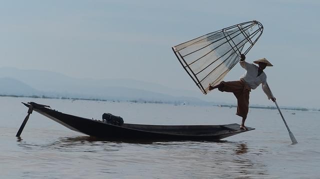 birmania lago inle pescatore