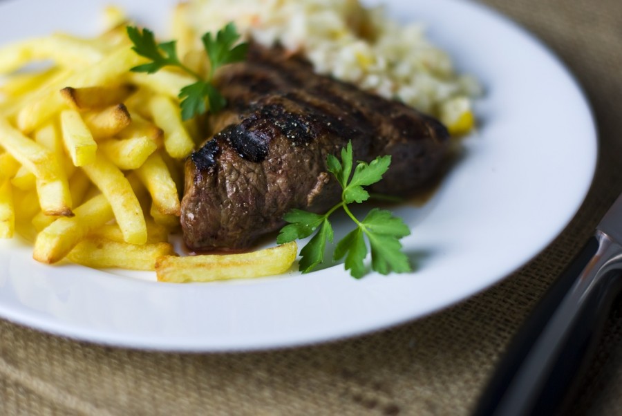 patate funghi e salsa accanto alla bistecca di dover