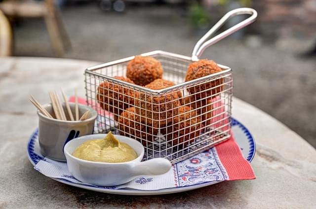 bitterballen, uno degli street food olandesi piu in voga