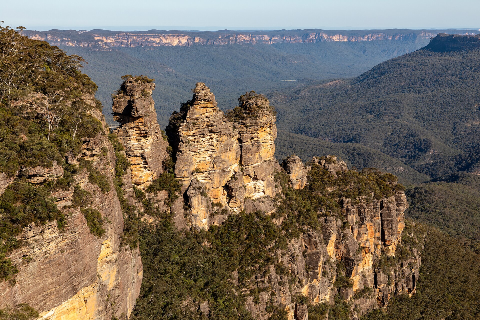 Scogliere delle Blue Mountains al tramonto con formazioni rocciose Three Sisters