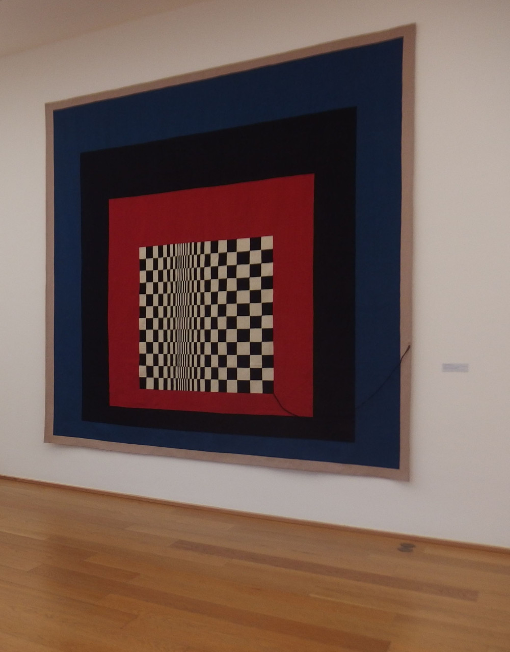 opera di arte moderna dentro il mambo di bologna