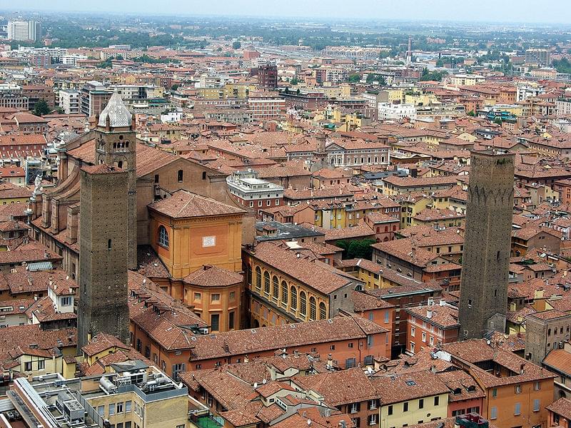 bologna san pietro visto dalla torre degli asinelli