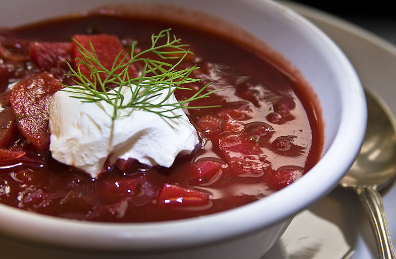 un caldo piatto di borsht