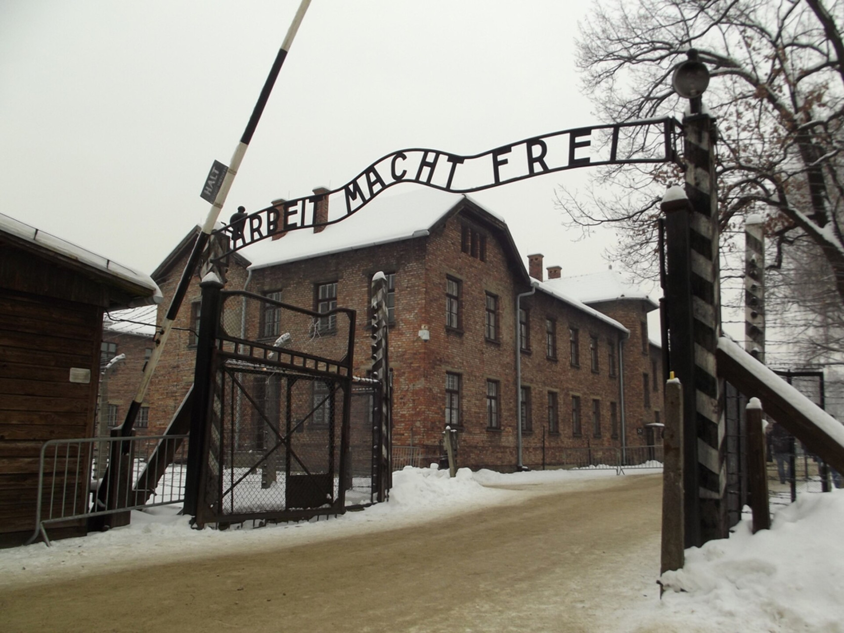 brama wjazdowa auschwitz 8471689310