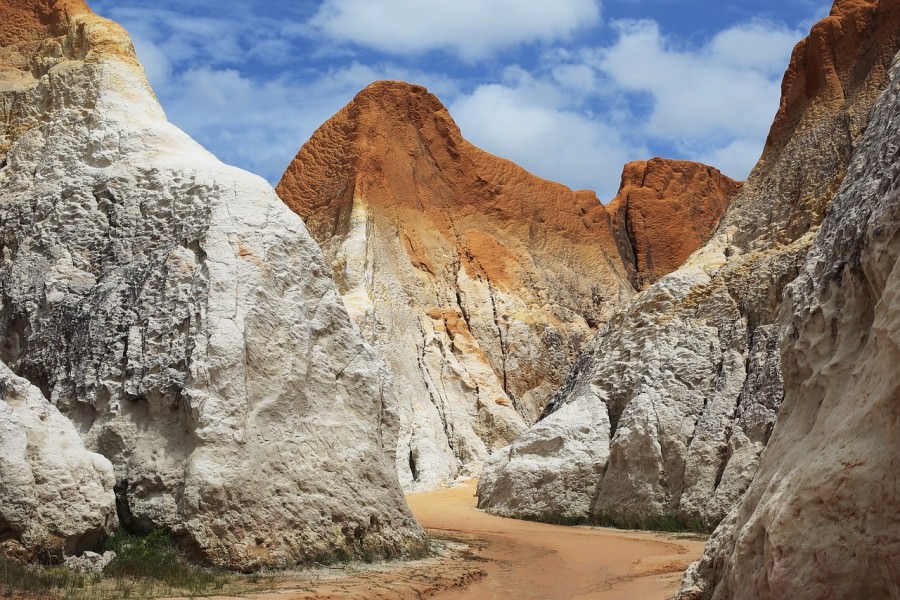 vista della spiaggia di Fortaleza con dettaglio di una statua