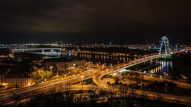 panorama bratislava illuminata di sera