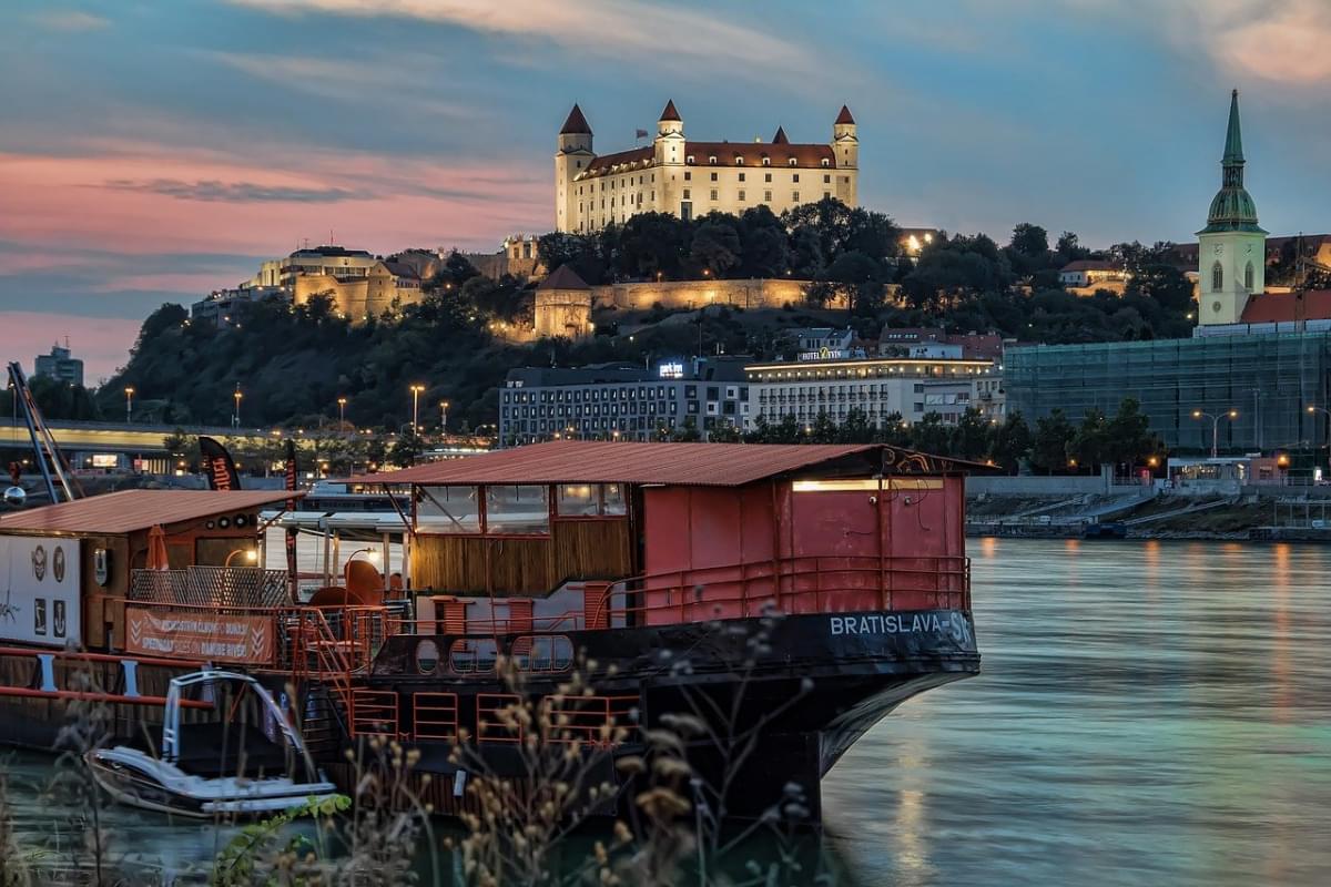 bratislava slovacchia castello sera