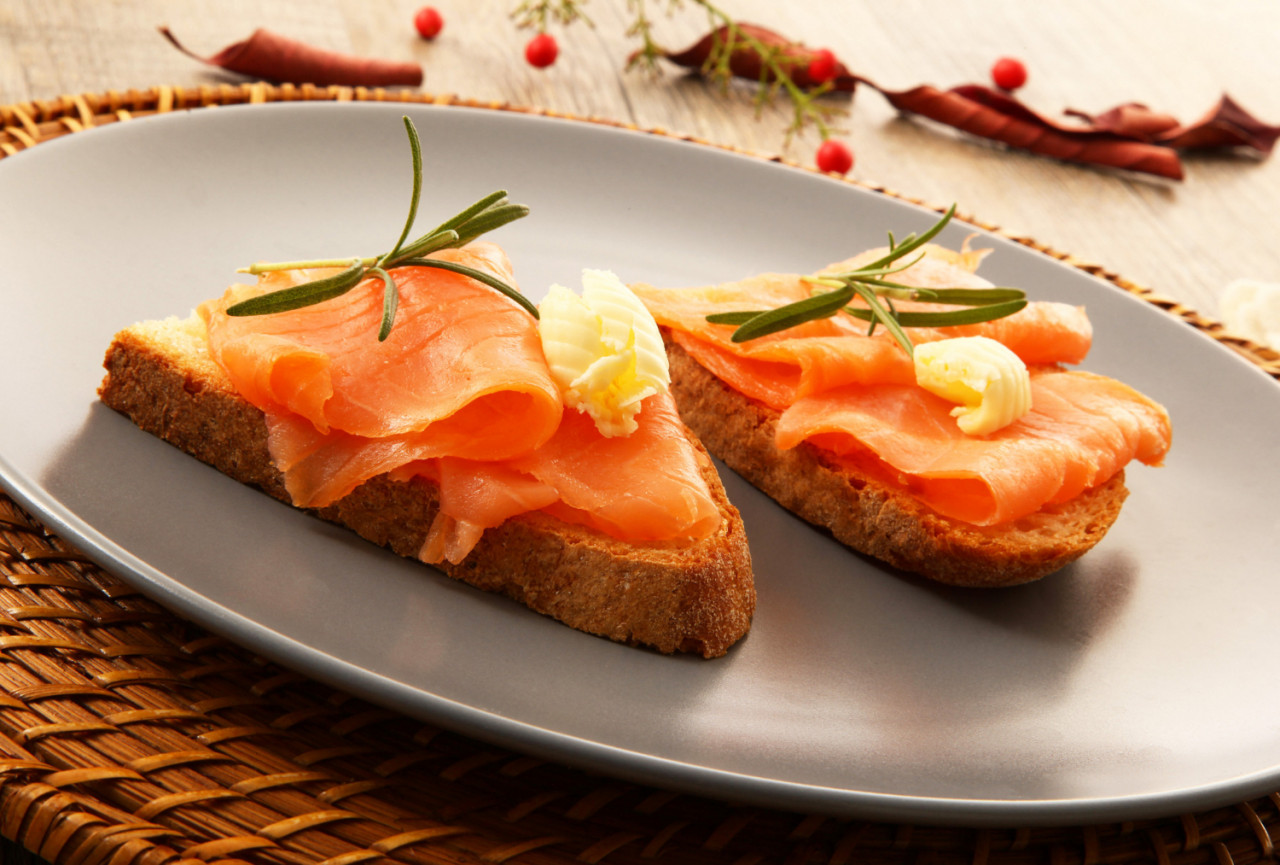 bread croutons with smoked salmon