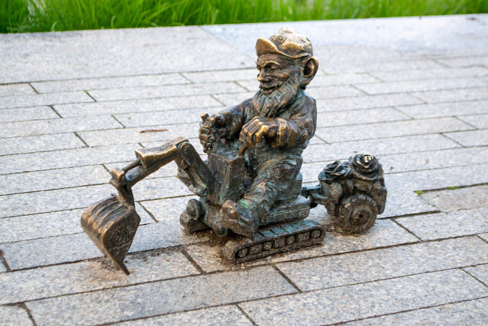 scultura di gnomi nani con lente d ingrandimento nel centro delle famose case polacche di breslavia e