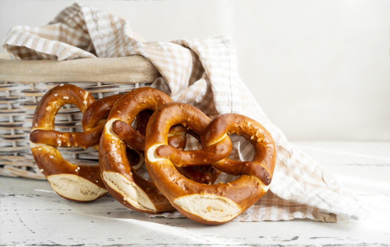 brezels pretzels bread basket with napkin 1