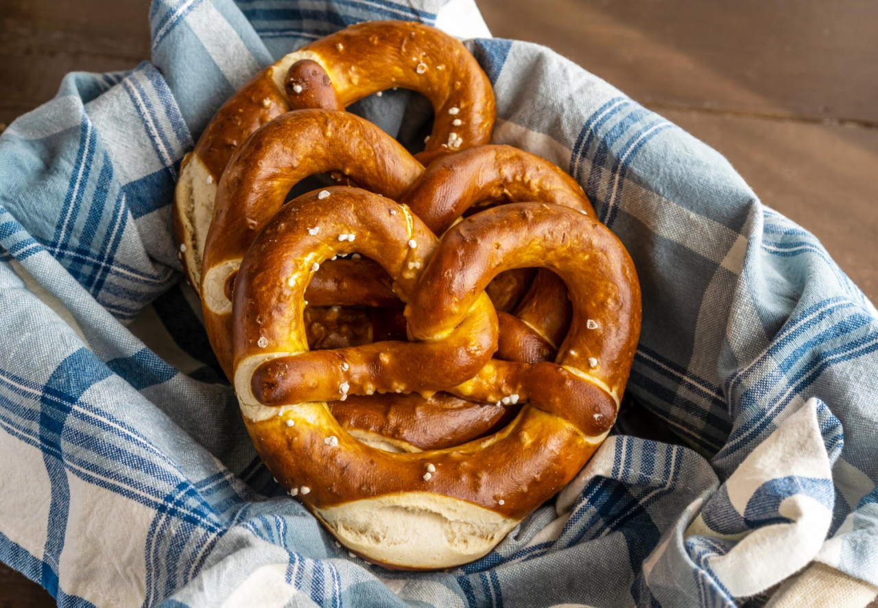 brezels pretzels bread basket with napkin