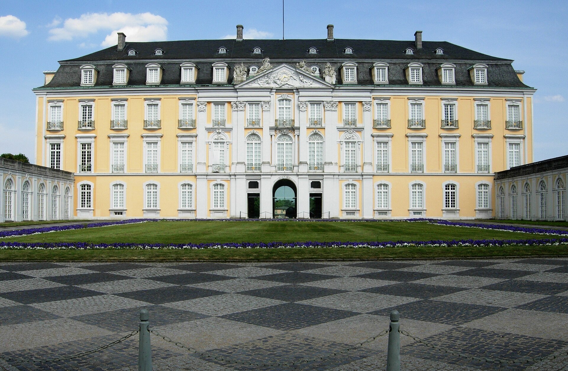 Palazzo Augustusburg a bruhl con giardino e pavimentazione a scacchi