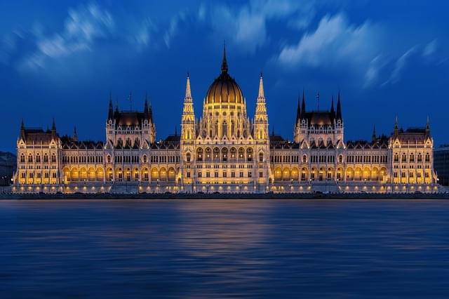 parlamento di budapest illuminato di sera