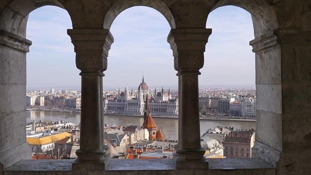 vista del parlamento di budapest da una trifora