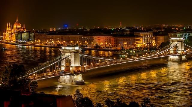 panorama di budapest illuminata di sera