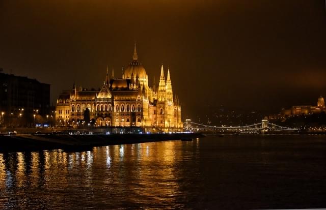 budapest danubio notte parlamento