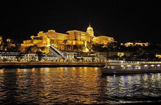 budapest di notte reggia