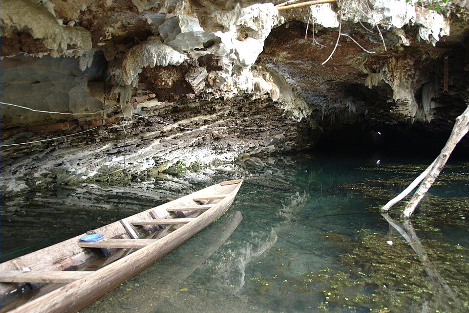 buddha cave laos