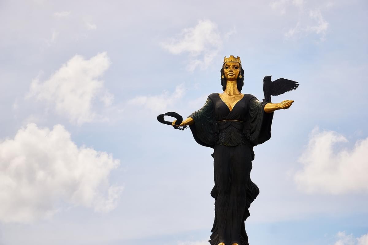 bulgaria sofia statua santa sofia