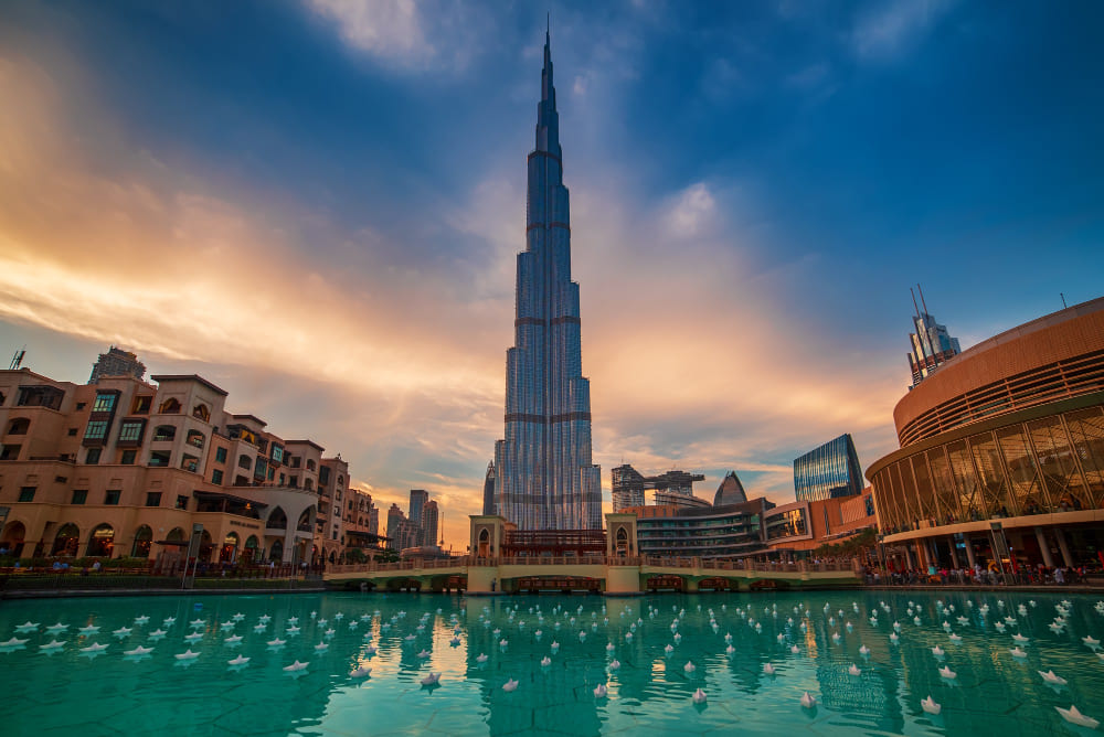burj khalifa a dubai emirati arabi uniti il grattacielo piu alto del mondo attrazione turistica con piscina blu in primo piano