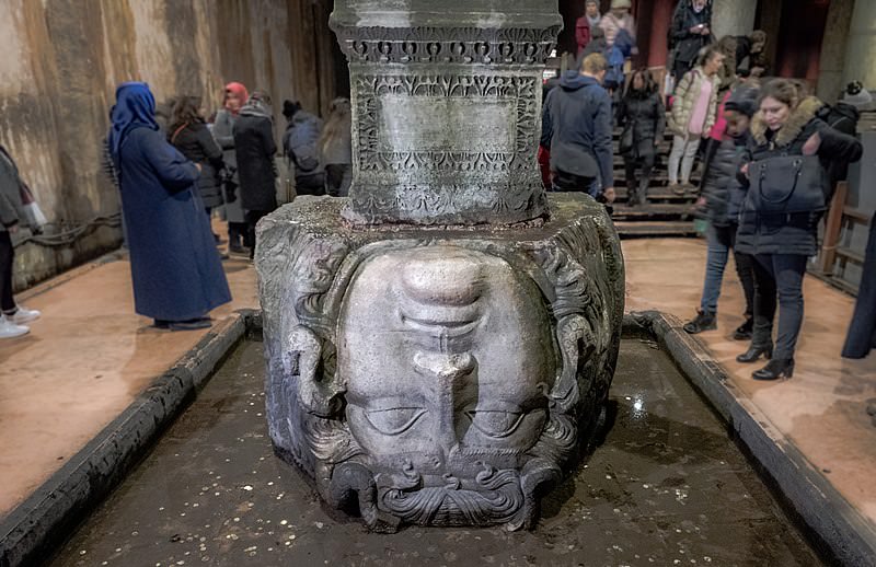 cabeza de medusa en cisterna basilica estambul 25944784907